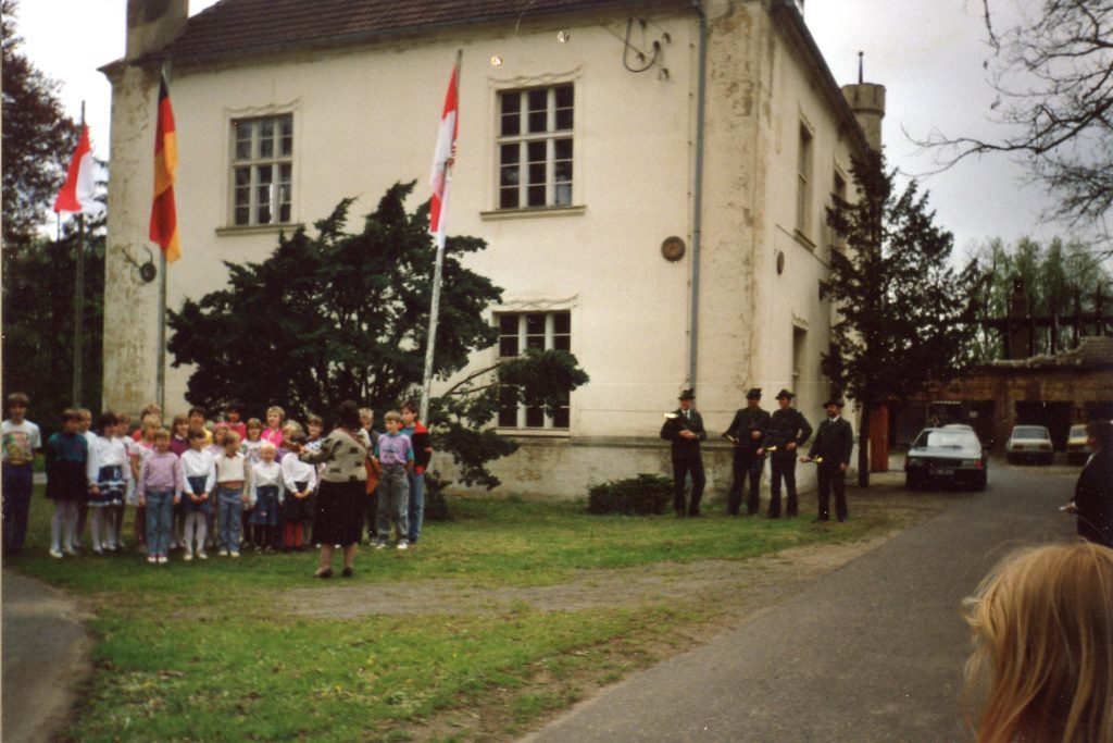 Der Verein der Natur- und Heimatfreunde Groß Schönebeck wird Pächter des Schlosses und das Schorfheide-Museum wird eröffnet.